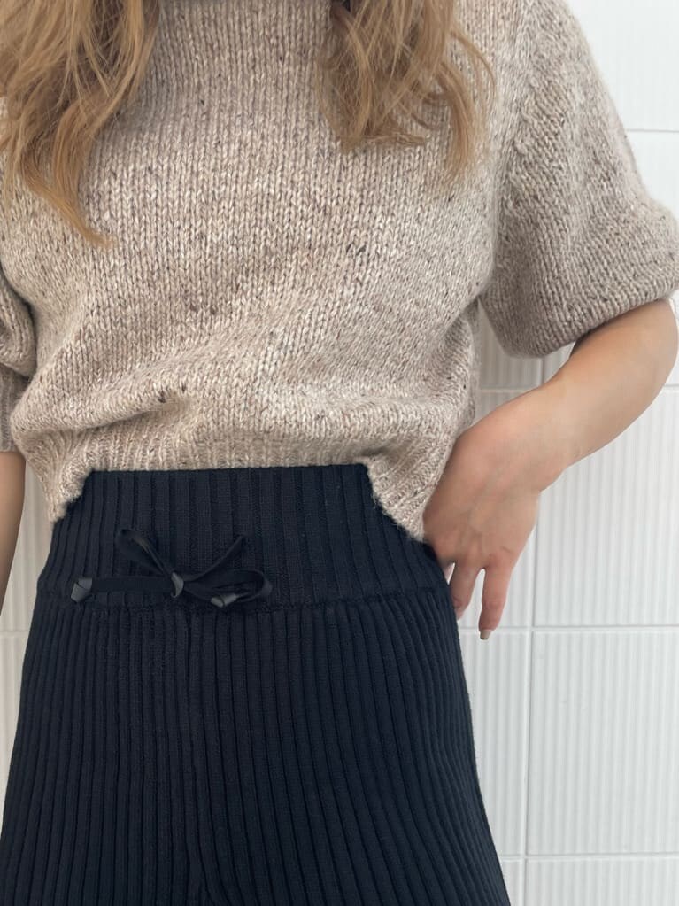 ブラック系のその他パンツ、ブラウン系のブーツ、ホワイト系のニット/セーターを着用したレディースの夏コーディネートの9枚目の写真