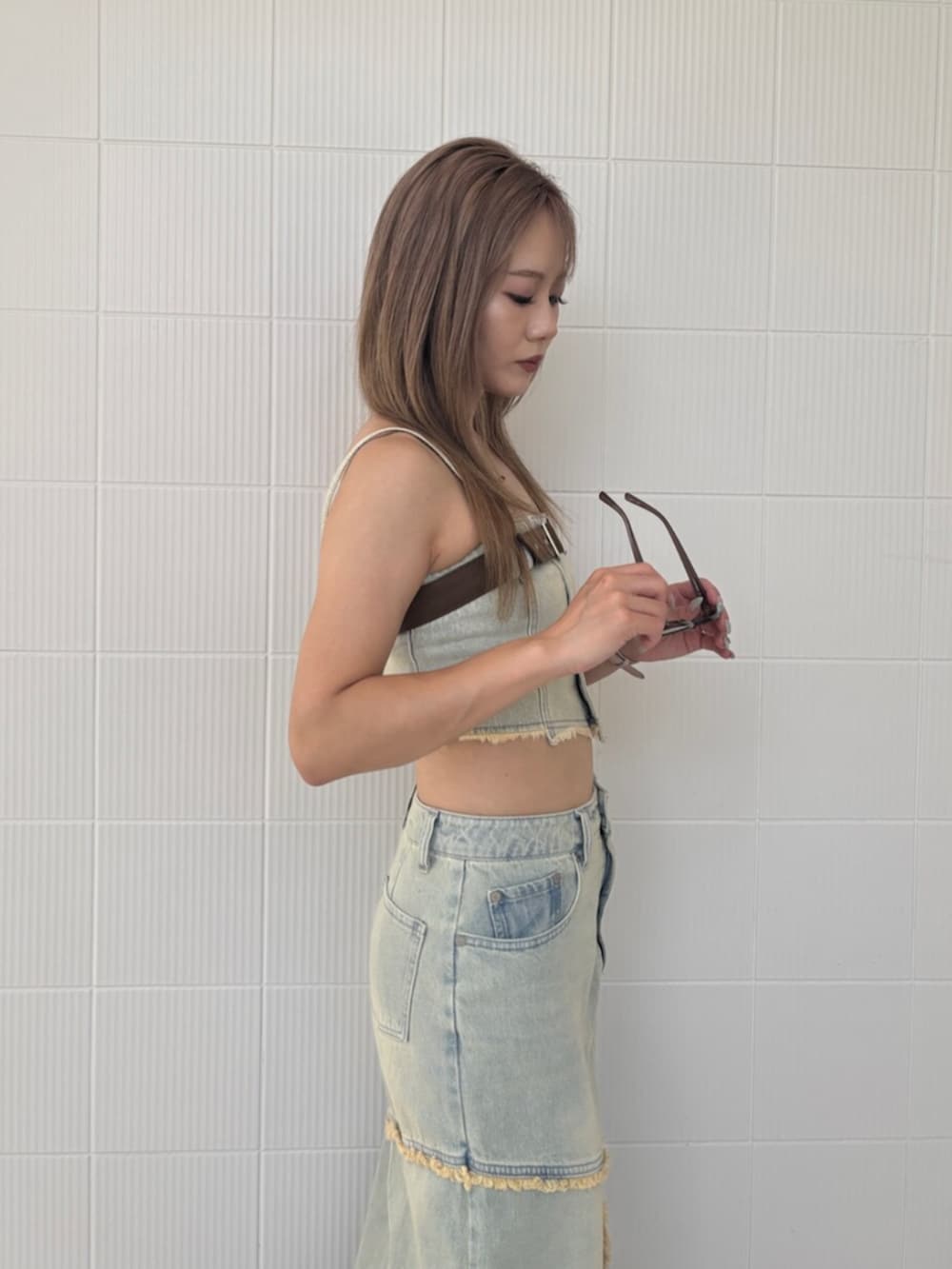 ブルー系のその他トップス、ブルー系のデニムスカート、ブラウン系のブーツを着用したレディースの夏コーディネートの9枚目の写真