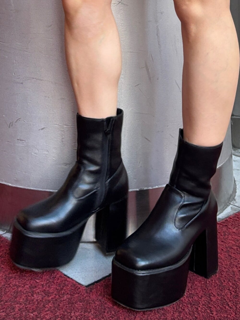 ブラック系のその他パンツ、ブラウン系のブルゾン、ブラック系のブーツを着用したレディースの秋コーディネートの10枚目の写真