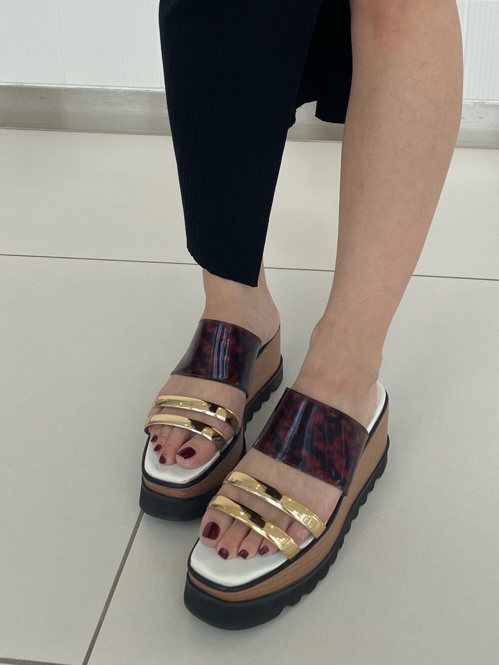 ホワイト系のシャツ/ブラウス、ブラック系のワンピース、その他のサンダルを着用したレディースの春コーディネートの9枚目の写真