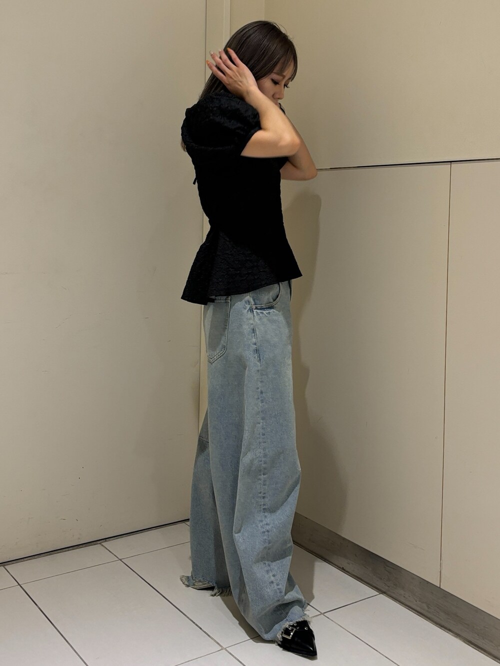 ブラック系のパンプス、ブルー系のデニムパンツ、ブラック系のシャツ/ブラウスを着用したレディースの夏コーディネートの3枚目の写真