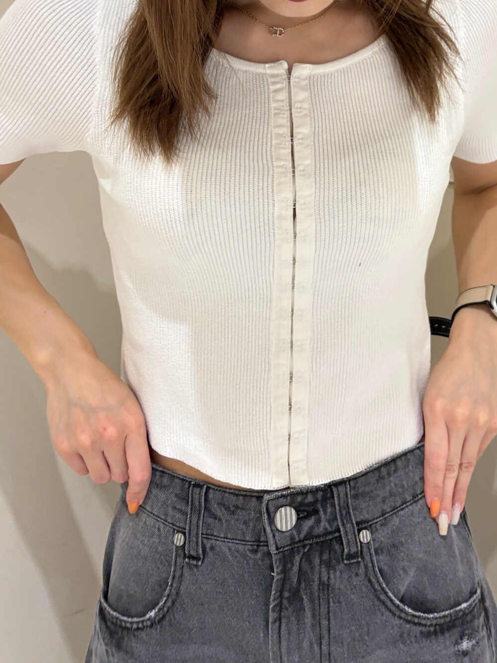 ブラック系のサンダル、ブラック系のデニムパンツ、ホワイト系のニット/セーターを着用したレディースの夏コーディネートの8枚目の写真