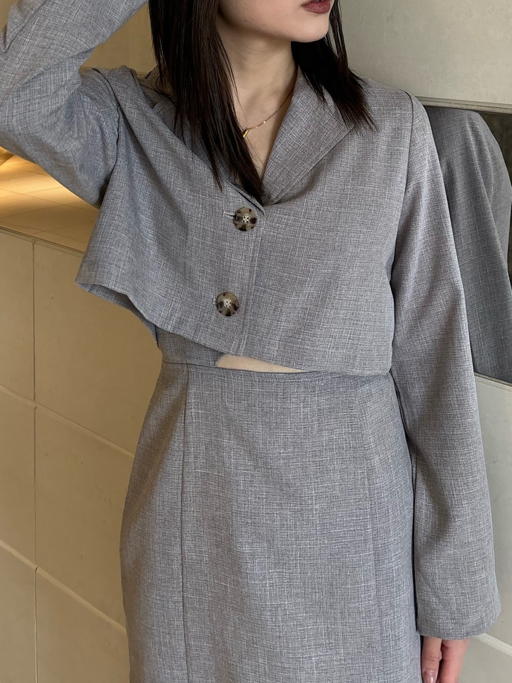 ブラック系のサンダル、グレー系のワンピースを着用したレディースの春コーディネートの5枚目の写真