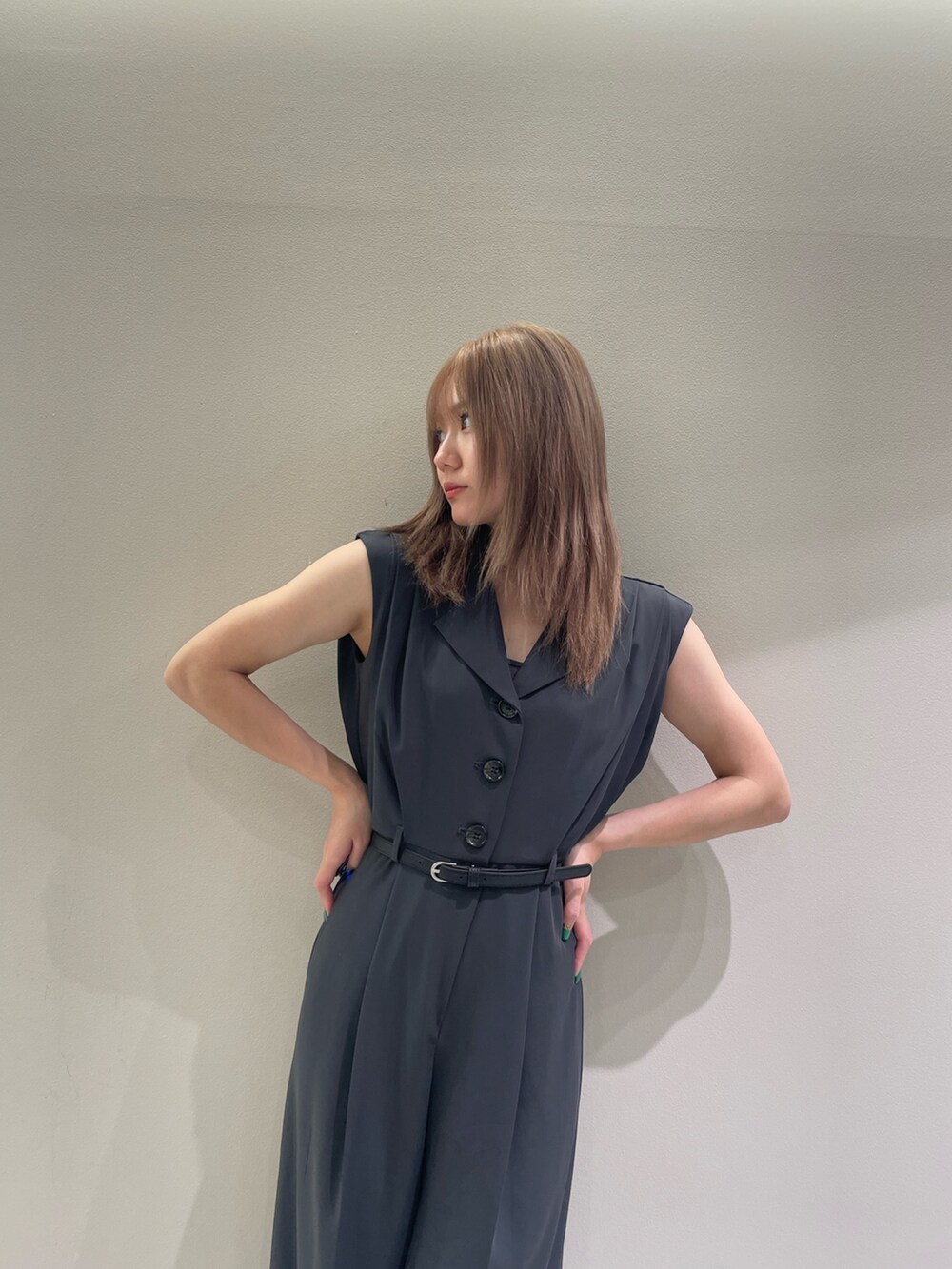 グレー系のつなぎ/オールインワン、その他のサンダル、ブラック系のハンドバッグを着用したレディースの夏コーディネートの7枚目の写真