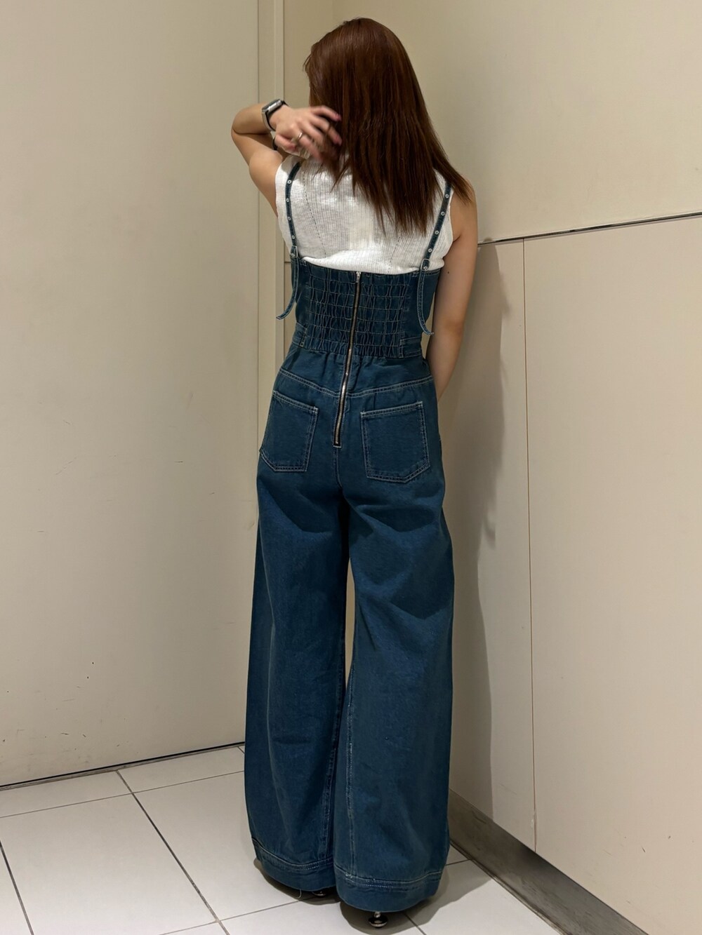 ブラック系のサンダル、ブルー系のつなぎ/オールインワン、ホワイト系のタンクトップを着用したレディースの春コーディネートの5枚目の写真