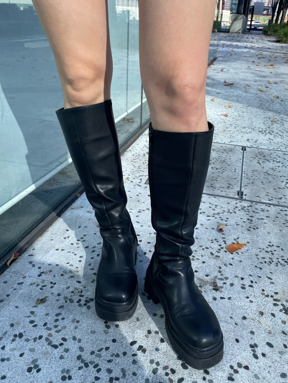 ホワイト系のニット/セーター、グレー系のスウェットパンツ、ブラック系のブーツを着用したレディースの秋コーディネートの9枚目の写真