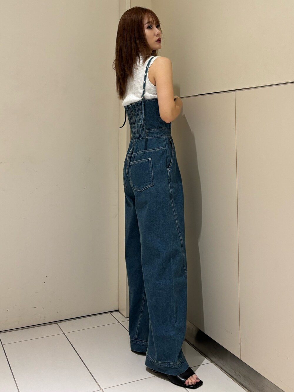 ブラック系のサンダル、ブルー系のつなぎ/オールインワン、ホワイト系のタンクトップを着用したレディースの春コーディネートの4枚目の写真