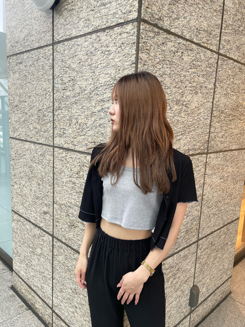 ブラック系のシャツ/ブラウス、ブラック系のその他パンツ、その他のサンダルを着用したレディースの春コーディネートの6枚目の写真