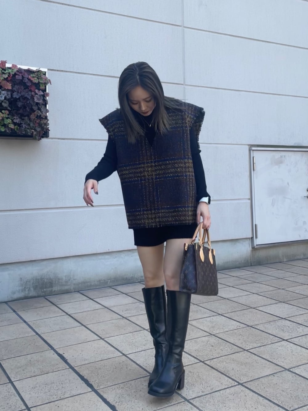 ブラック系のニット/セーター、ブラック系のその他パンツ、ブラウン系のワンピースを着用したレディースの秋コーディネートの4枚目の写真