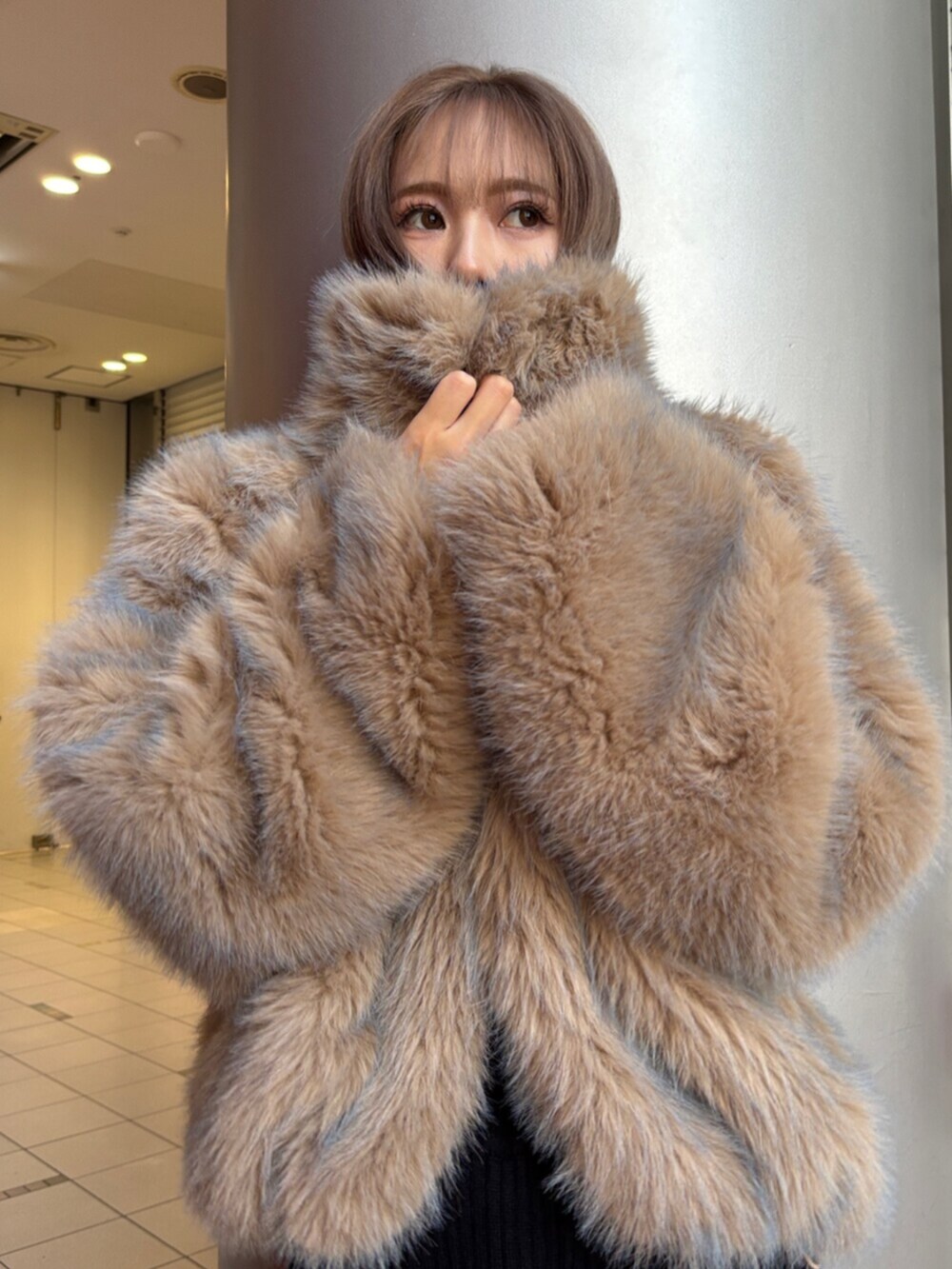 ブラック系のその他パンツ、ブラウン系のブルゾン、ブラック系のブーツを着用したレディースの秋コーディネートの7枚目の写真