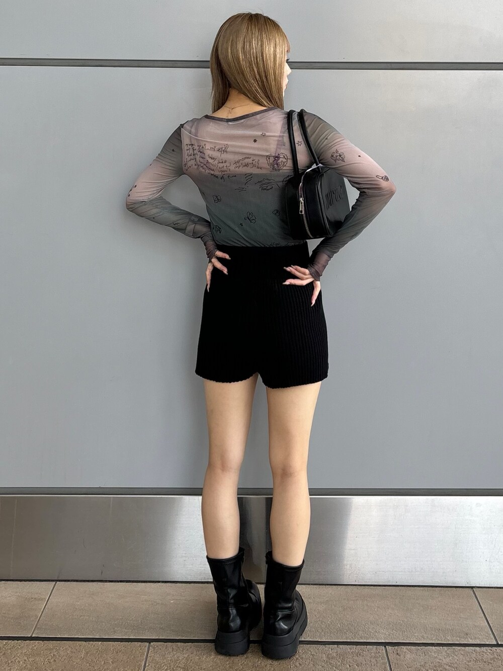 ブラック系のその他パンツ、ブラック系のTシャツ/カットソーを着用したレディースの夏コーディネートの4枚目の写真