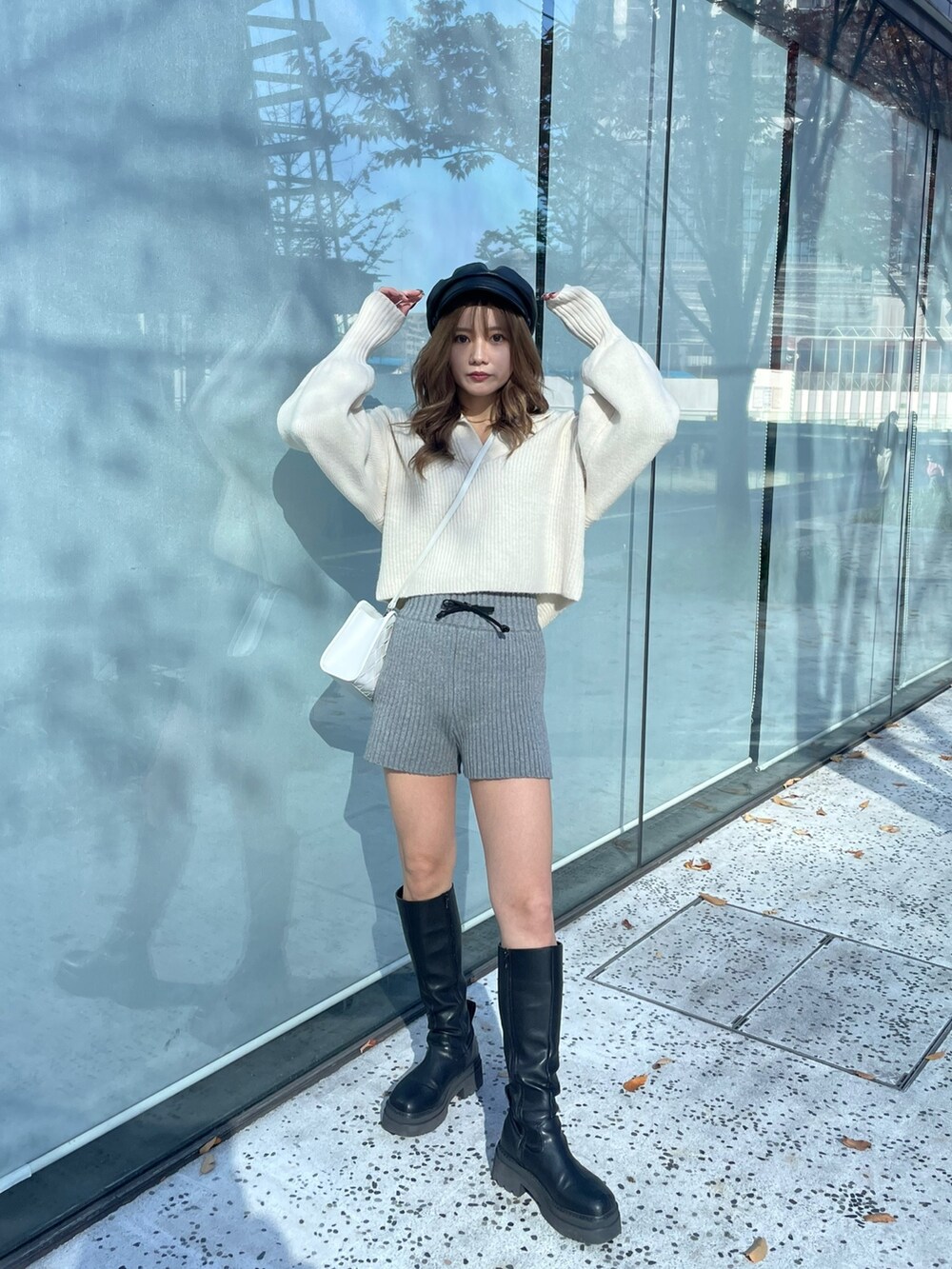 ホワイト系のニット/セーター、グレー系のスウェットパンツ、ブラック系のブーツを着用したレディースの秋コーディネートの3枚目の写真