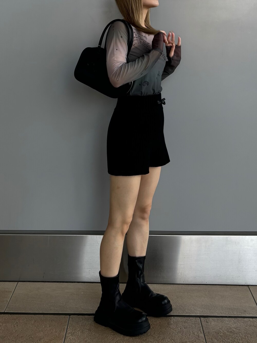 ブラック系のその他パンツ、ブラック系のTシャツ/カットソーを着用したレディースの夏コーディネートの3枚目の写真