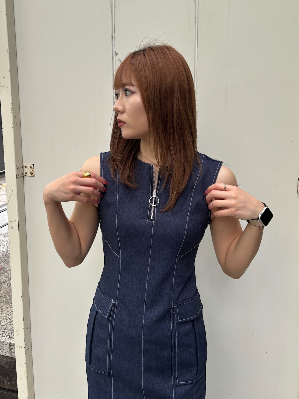 ブルー系のワンピース、ブラック系のブーツを着用したレディースの春コーディネートの5枚目の写真