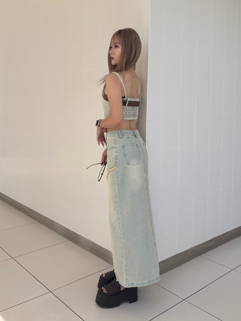 ブルー系のその他トップス、ブルー系のデニムスカート、ブラウン系のブーツを着用したレディースの夏コーディネートの2枚目の写真