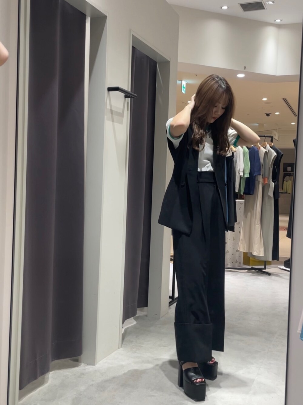 ホワイト系のTシャツ/カットソー、ブラック系のテーラードジャケット、ブラック系のスラックスを着用したレディースの春コーディネートの2枚目の写真