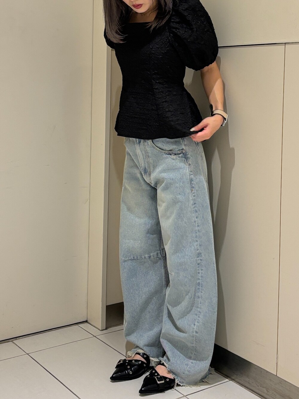 ブラック系のパンプス、ブルー系のデニムパンツ、ブラック系のシャツ/ブラウスを着用したレディースの夏コーディネートの4枚目の写真