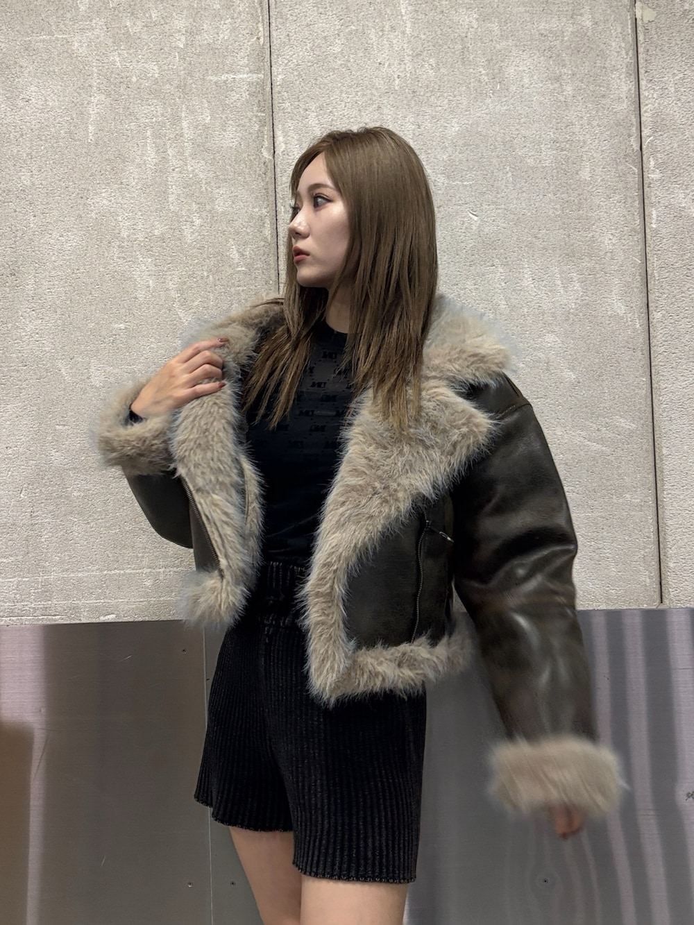 ブラック系のブーツ、ブラック系のその他パンツ、グリーン系のムートンコートを着用したレディースの秋コーディネートの7枚目の写真