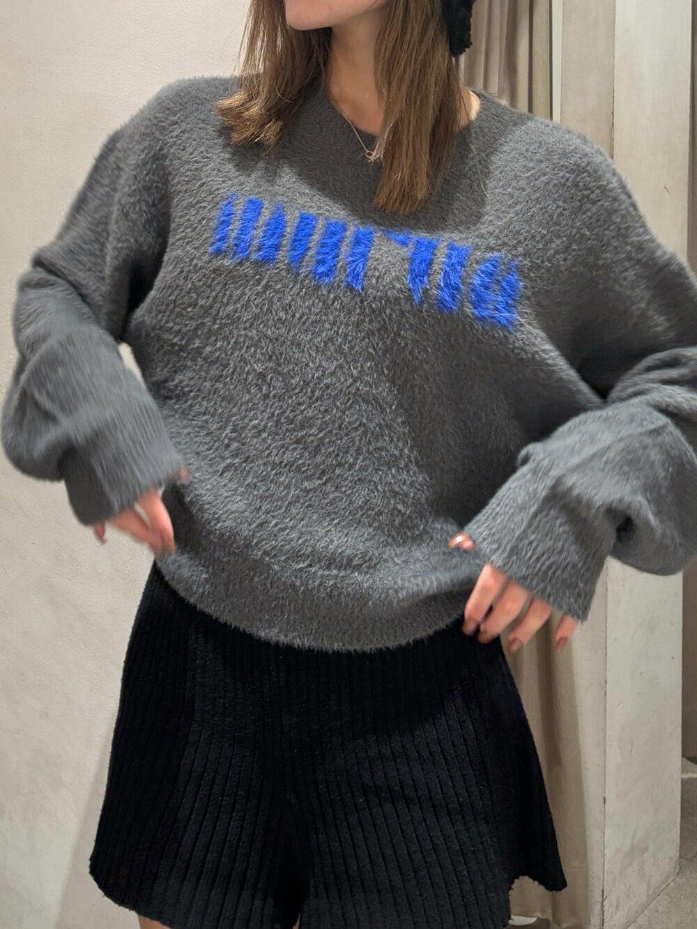 グレー系のニット/セーター、ブラック系のその他パンツ、ブラック系のブーツを着用したレディースの秋コーディネートの9枚目の写真