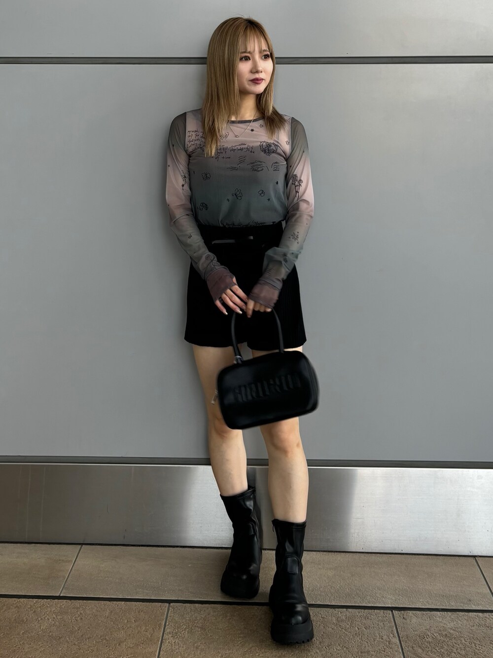 ブラック系のその他パンツ、ブラック系のTシャツ/カットソーを着用したレディースの夏コーディネートの2枚目の写真