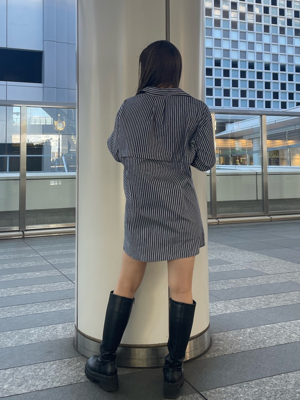 その他のシャツ/ブラウス、ブラック系のその他パンツ、ブラック系のブーツを着用したレディースの秋コーディネートの4枚目の写真