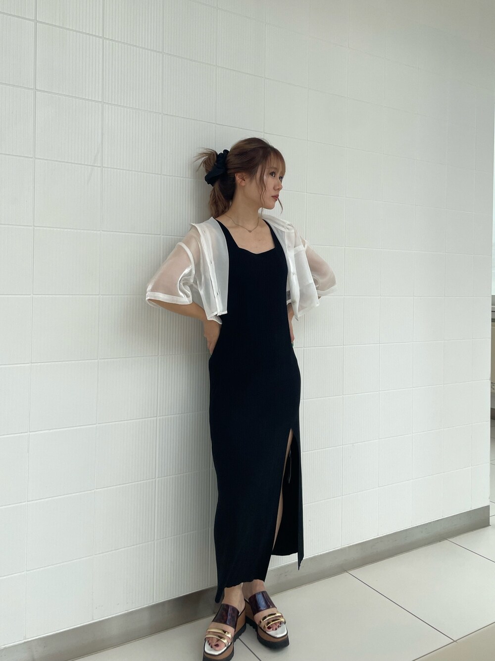 ホワイト系のシャツ/ブラウス、ブラック系のワンピース、その他のサンダルを着用したレディースの春コーディネートの4枚目の写真