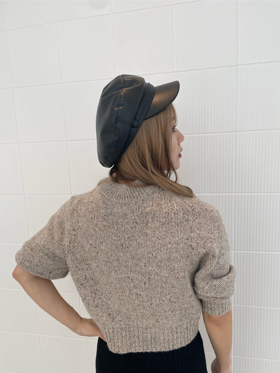 ブラック系のその他パンツ、ブラウン系のブーツ、ホワイト系のニット/セーターを着用したレディースの夏コーディネートの5枚目の写真