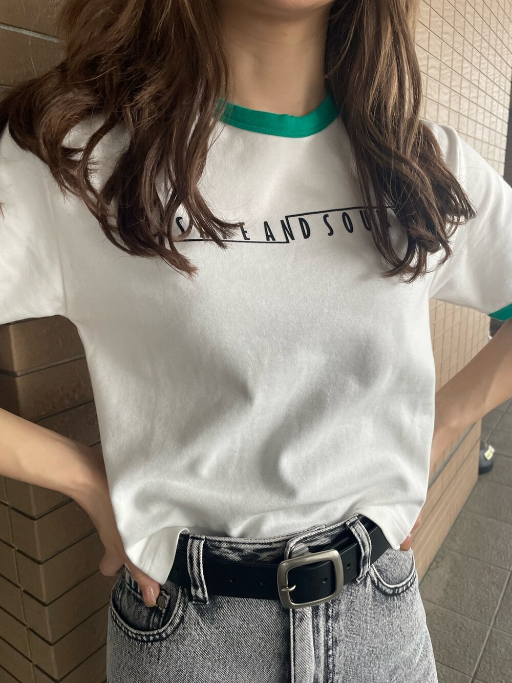 ホワイト系のTシャツ/カットソー、グレー系のデニムパンツを着用したレディースの春コーディネートの6枚目の写真