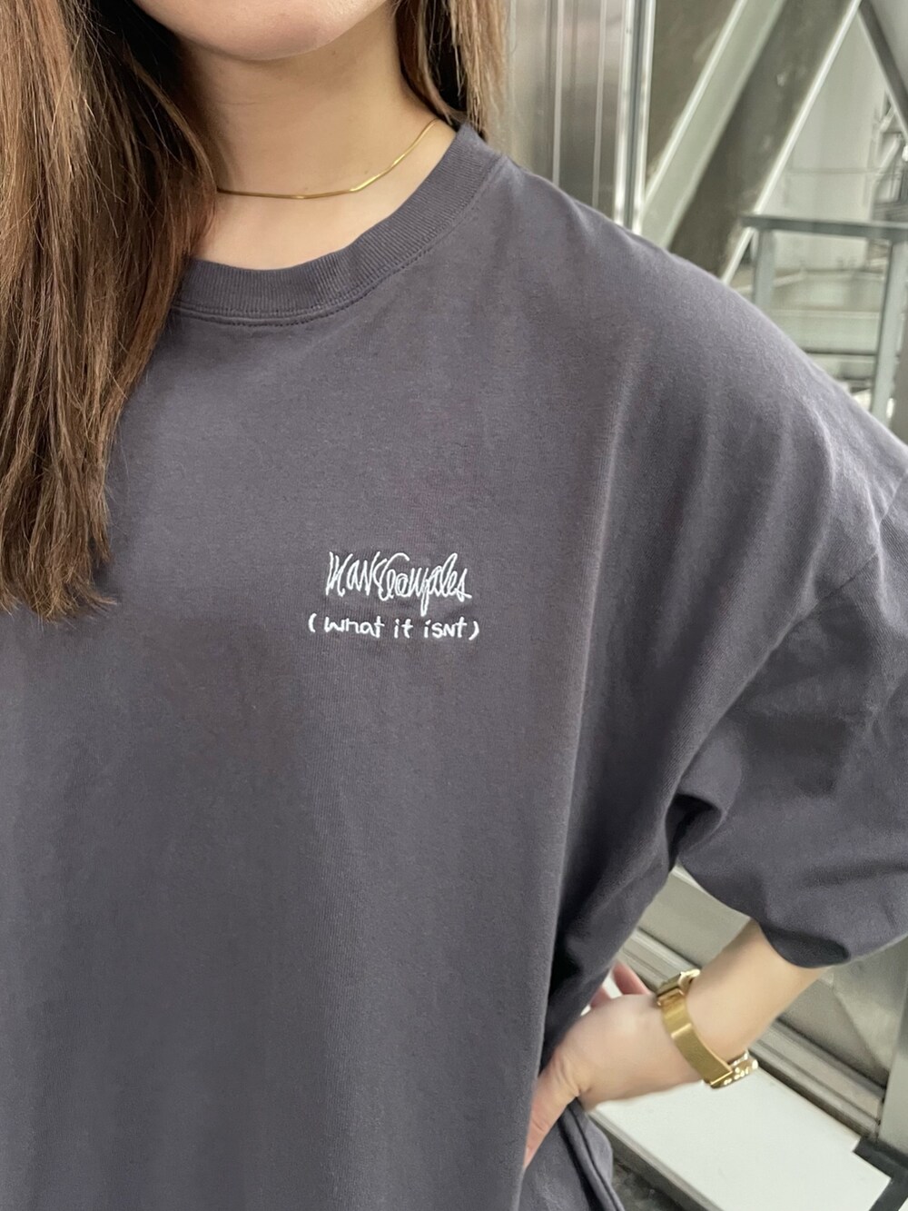 グレー系のTシャツ/カットソー、ホワイト系のハンドバッグを着用したレディースの春コーディネートの6枚目の写真