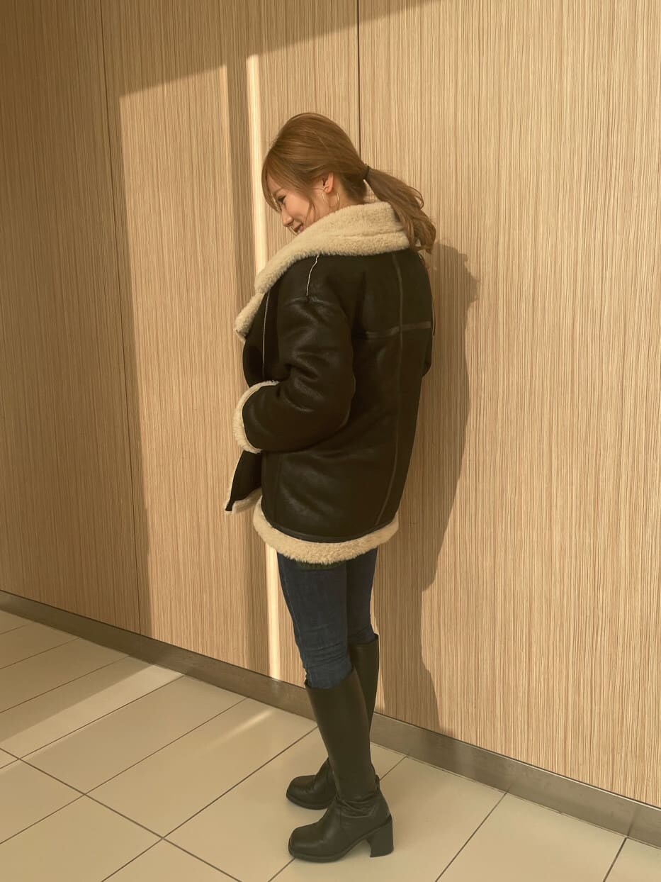 その他のハンドバッグ、ブラック系のブルゾン、ブラック系のブーツを着用したレディースの冬コーディネートの3枚目の写真