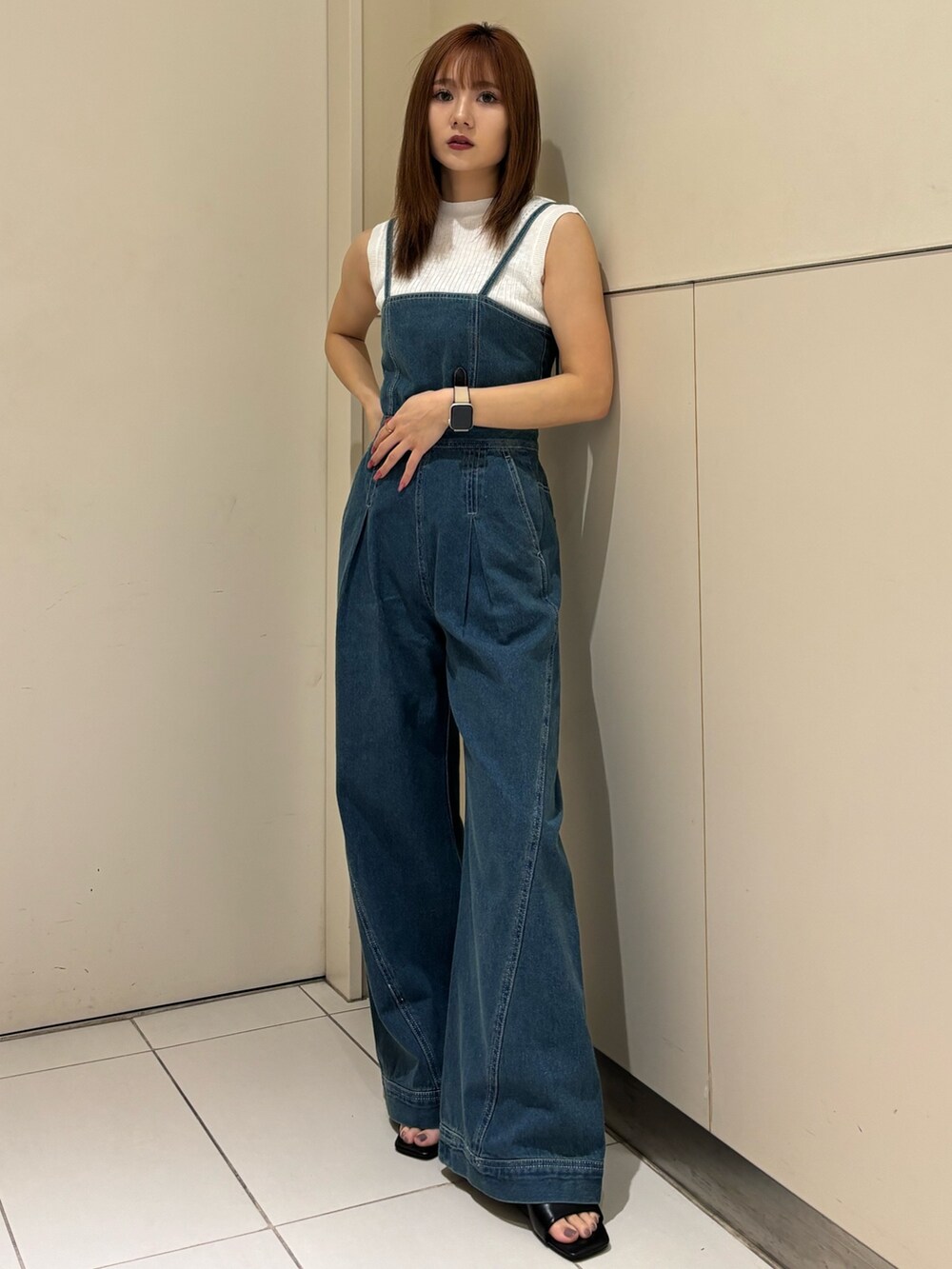 ブラック系のサンダル、ブルー系のつなぎ/オールインワン、ホワイト系のタンクトップを着用したレディースの春コーディネートの3枚目の写真