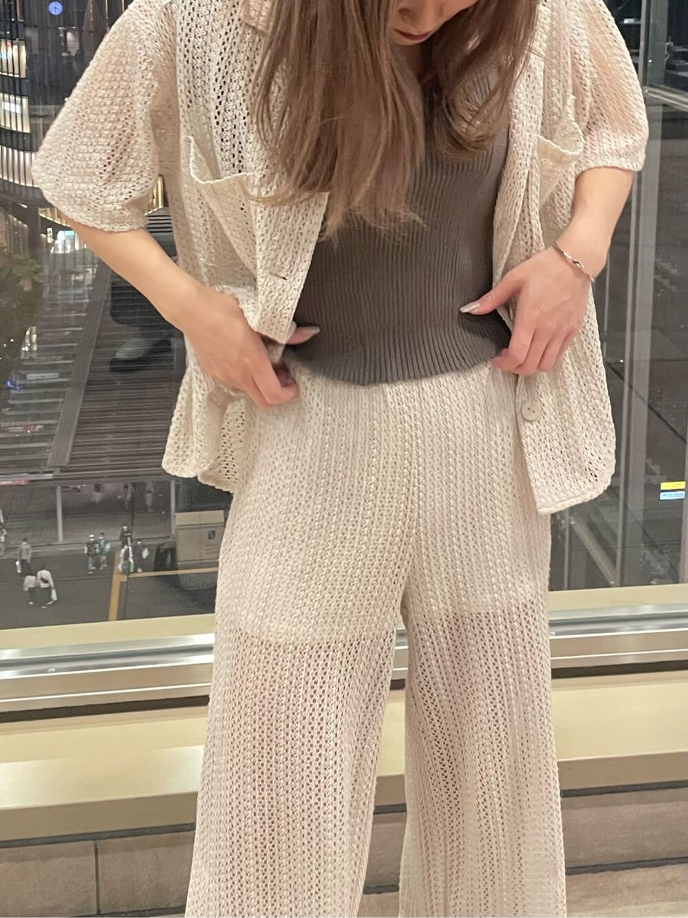 ベージュ系のタンクトップ、ホワイト系のスウェットパンツ、ホワイト系のシャツ/ブラウスを着用したレディースの春コーディネートの3枚目の写真