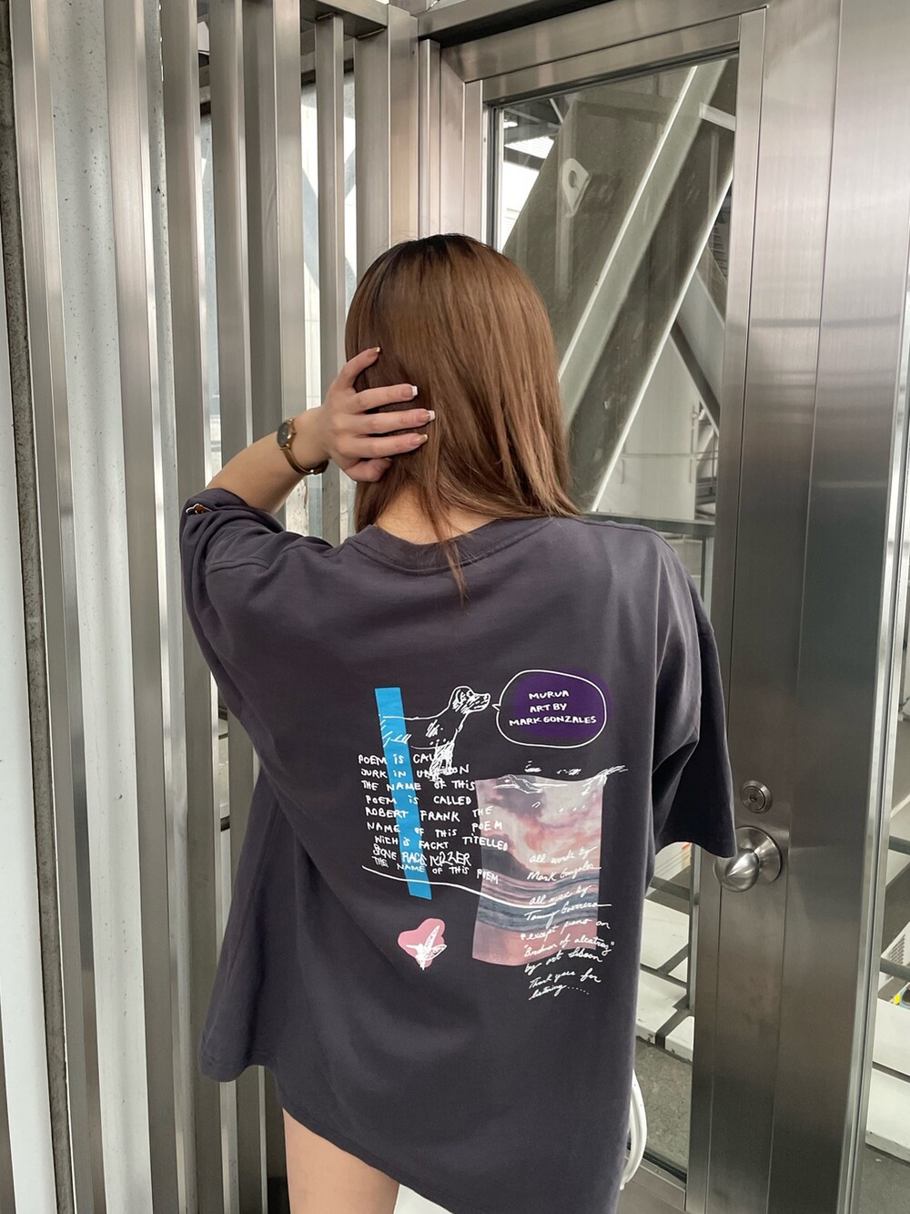 グレー系のTシャツ/カットソー、ホワイト系のハンドバッグを着用したレディースの春コーディネートの7枚目の写真