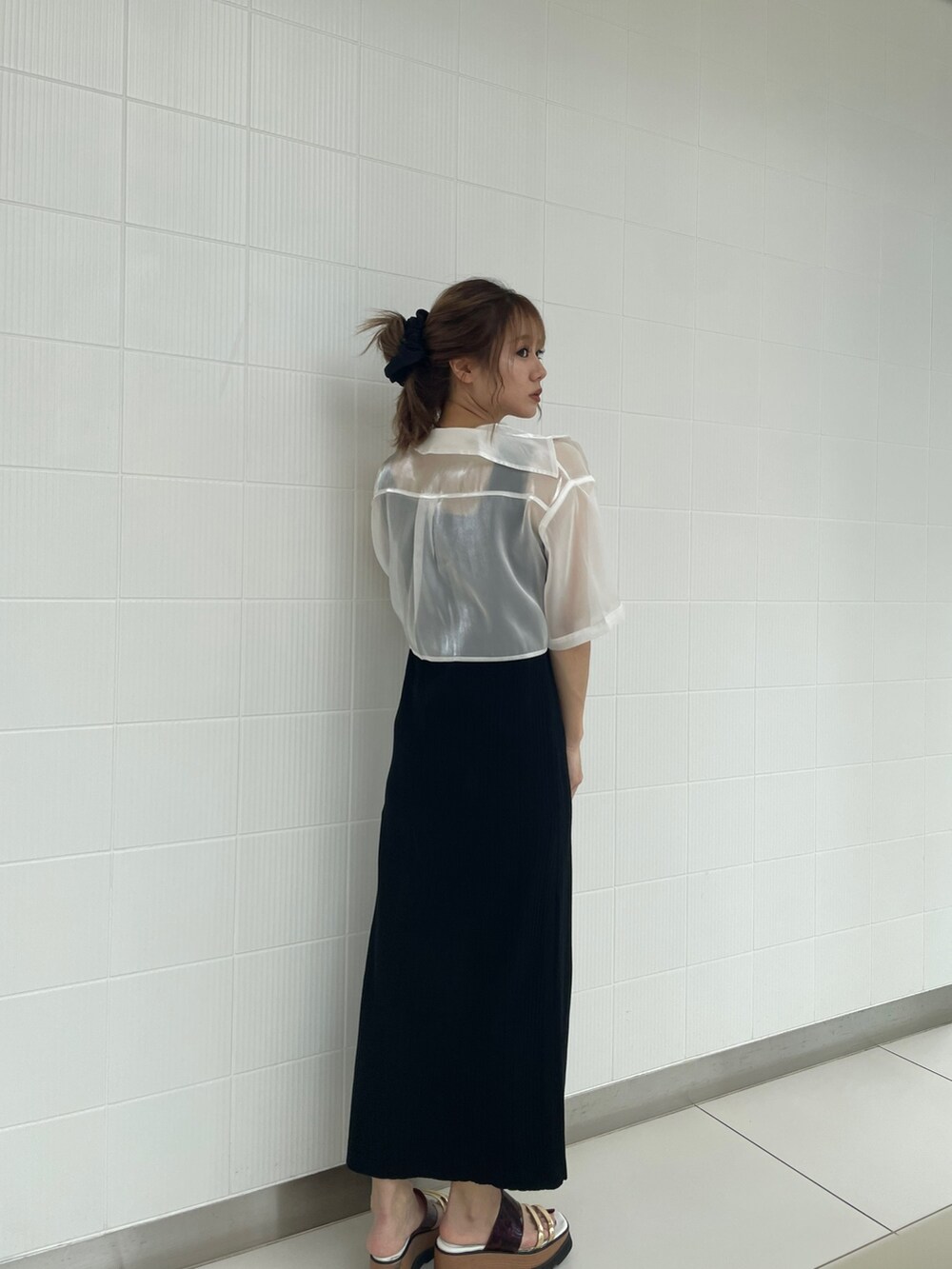 ホワイト系のシャツ/ブラウス、ブラック系のワンピース、その他のサンダルを着用したレディースの春コーディネートの2枚目の写真