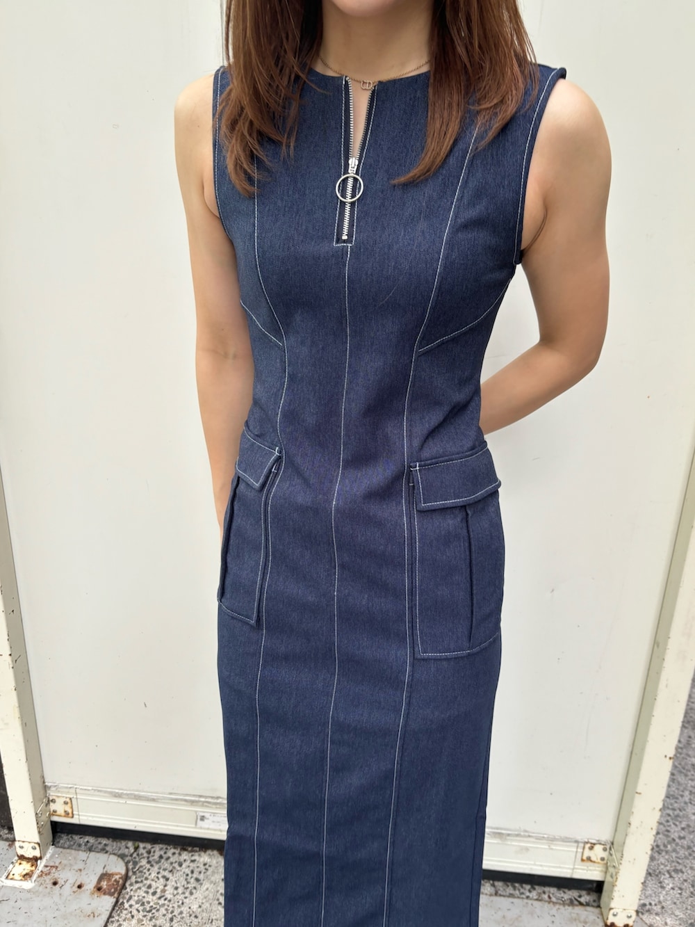 ブルー系のワンピース、ブラック系のブーツを着用したレディースの春コーディネートの8枚目の写真