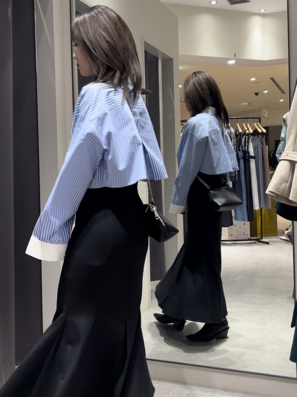 その他のシャツ/ブラウス、ブラック系のスカート、ブラック系のハンドバッグを着用したレディースの冬コーディネートの3枚目の写真