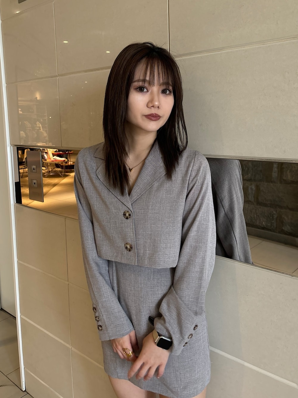 ブラック系のサンダル、グレー系のワンピースを着用したレディースの春コーディネートの4枚目の写真