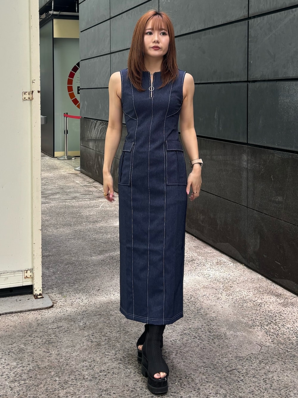 ブルー系のワンピース、ブラック系のブーツを着用したレディースの春コーディネートの3枚目の写真