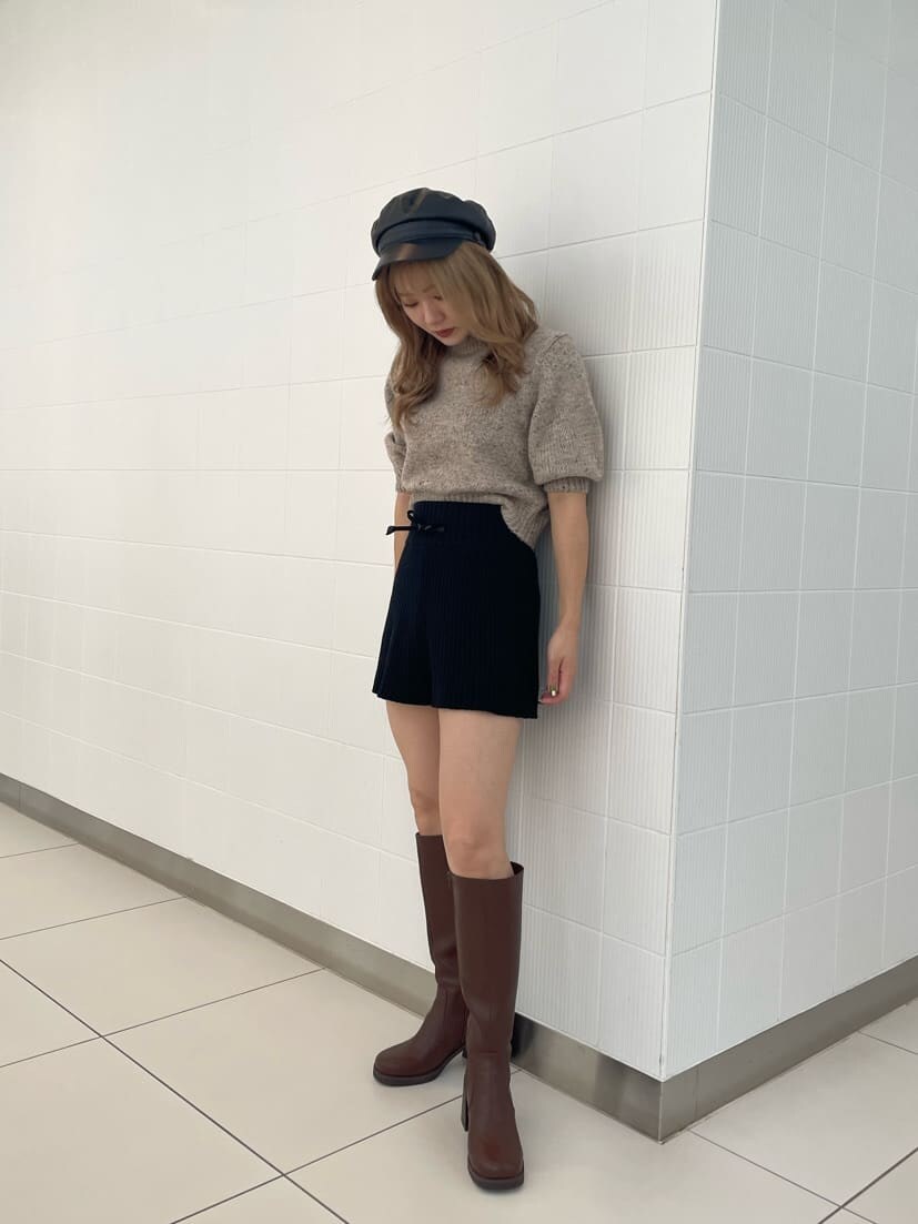 ブラック系のその他パンツ、ブラウン系のブーツ、ホワイト系のニット/セーターを着用したレディースの夏コーディネートの7枚目の写真