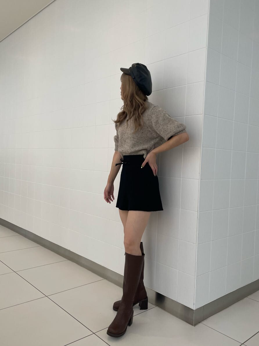 ブラック系のその他パンツ、ブラウン系のブーツ、ホワイト系のニット/セーターを着用したレディースの夏コーディネートの6枚目の写真