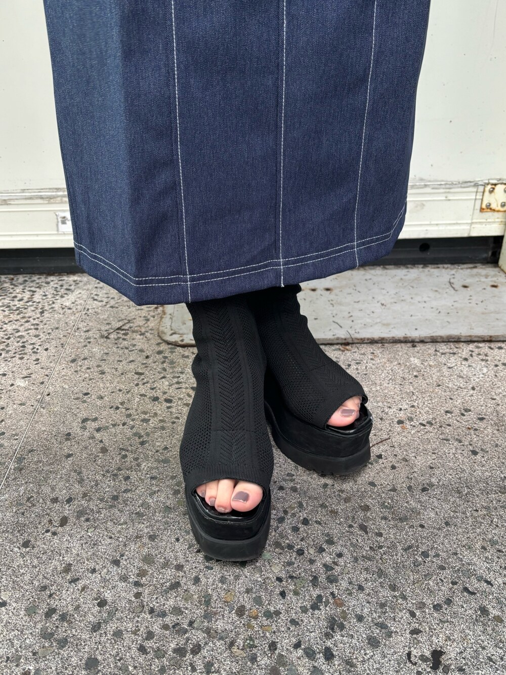 ブルー系のワンピース、ブラック系のブーツを着用したレディースの春コーディネートの9枚目の写真