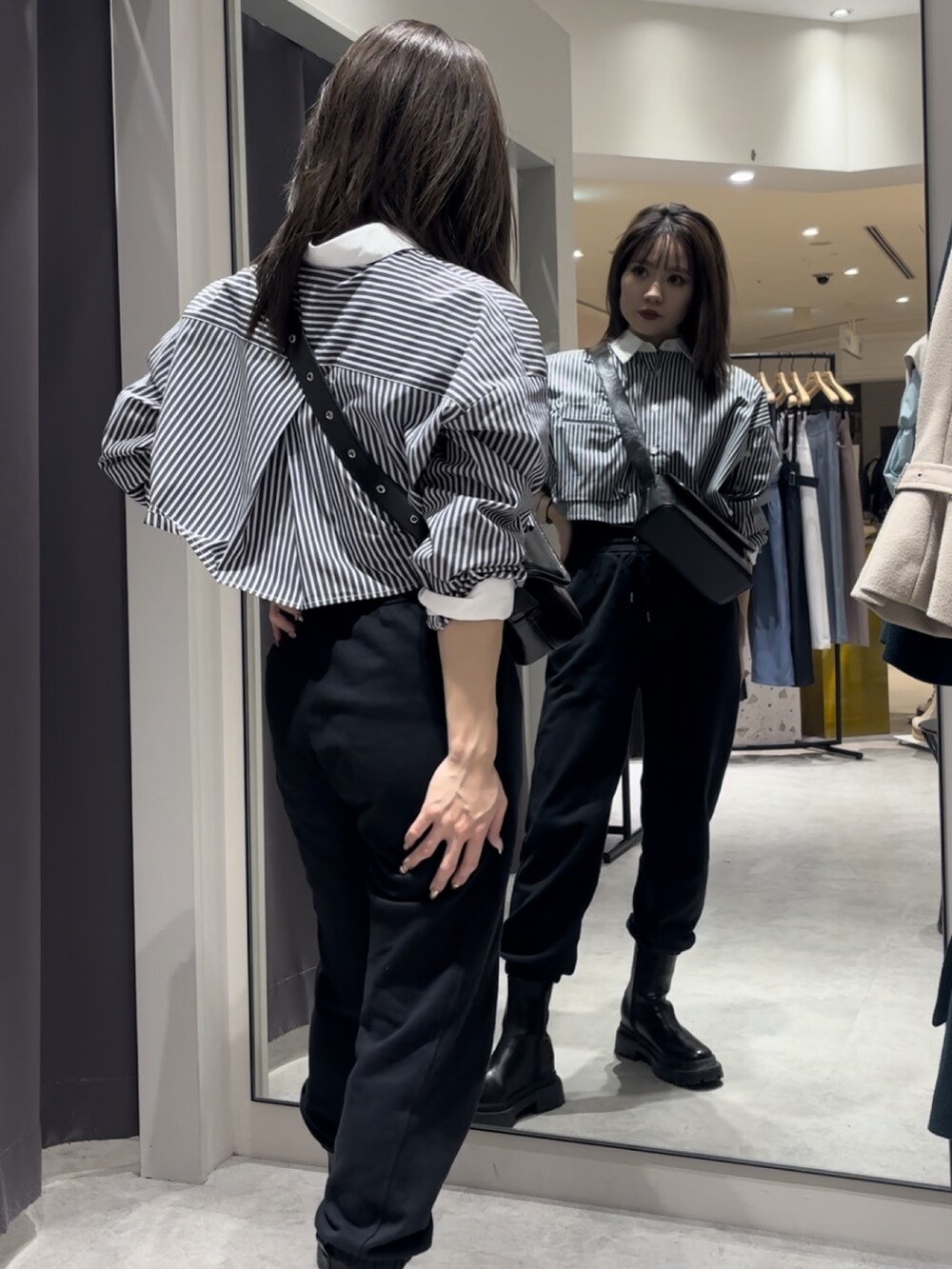 その他のシャツ/ブラウス、ブラック系のショルダーバッグ、ブラック系のブーツを着用したレディースの冬コーディネートの4枚目の写真