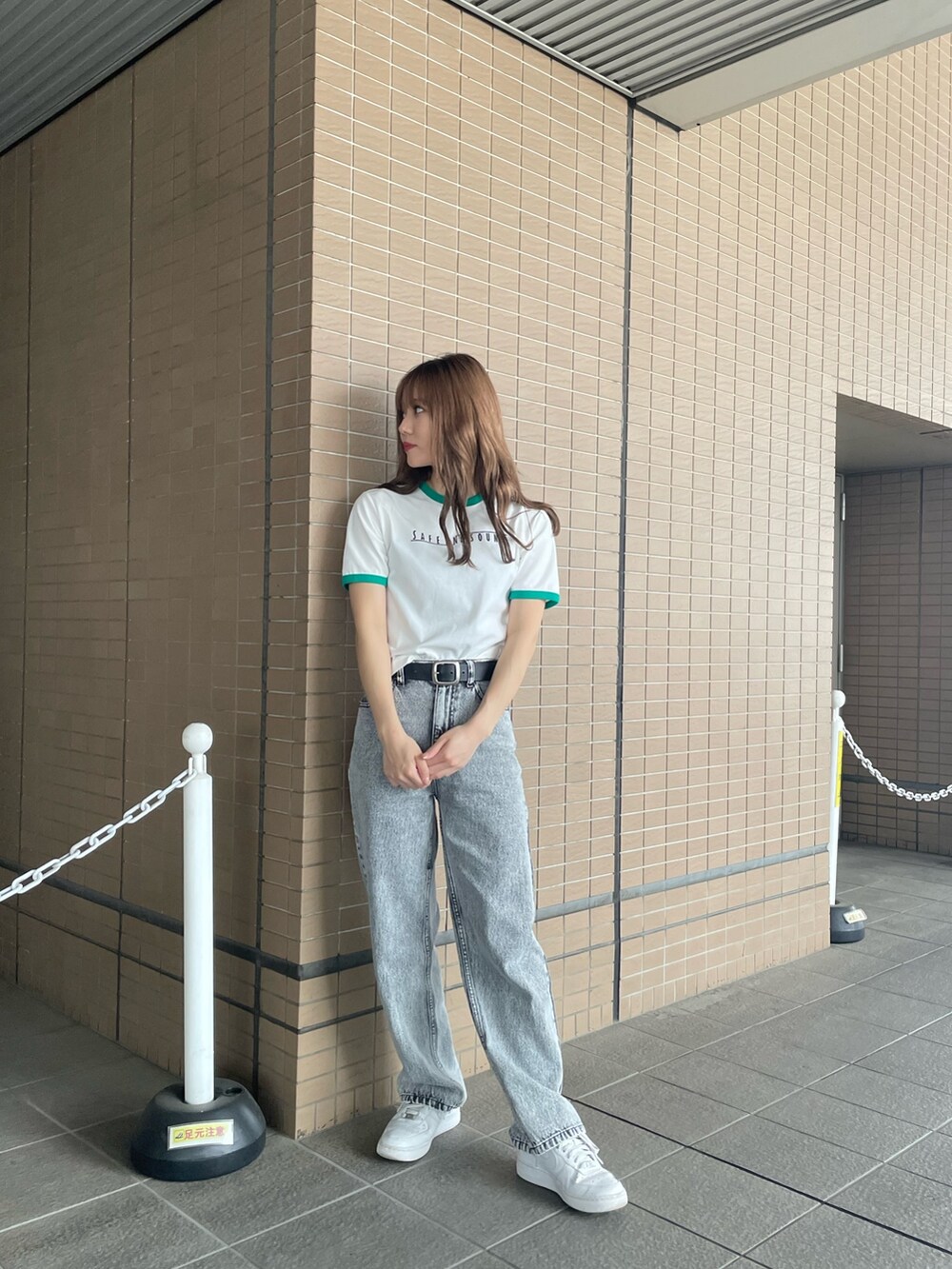 ホワイト系のTシャツ/カットソー、グレー系のデニムパンツを着用したレディースの春コーディネートの2枚目の写真