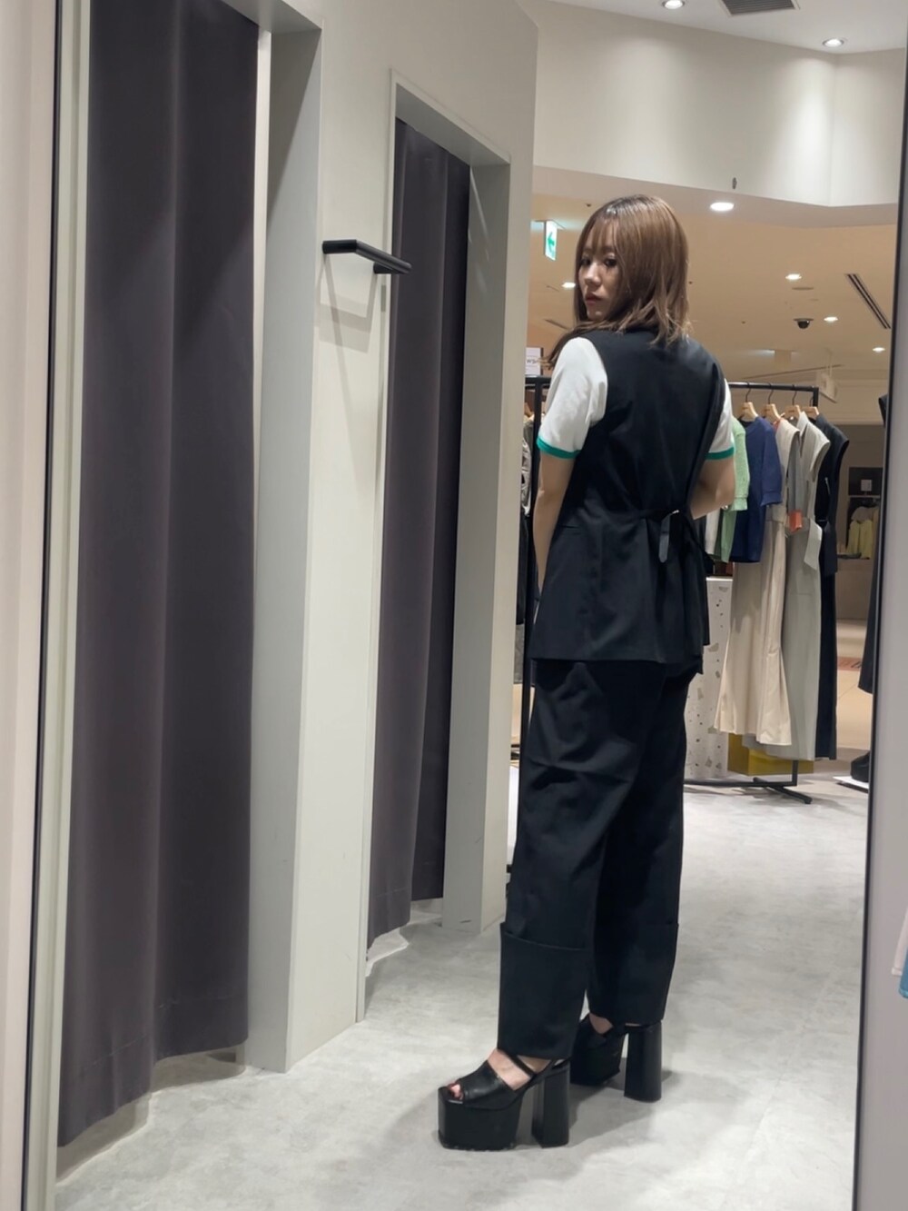 ホワイト系のTシャツ/カットソー、ブラック系のテーラードジャケット、ブラック系のスラックスを着用したレディースの春コーディネートの3枚目の写真