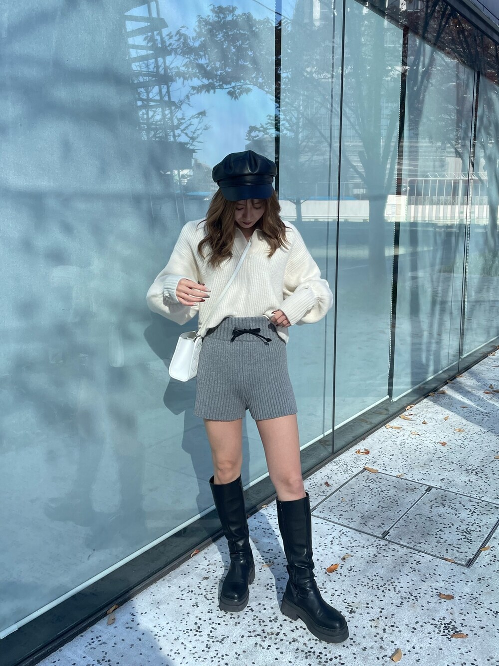 ホワイト系のニット/セーター、グレー系のスウェットパンツ、ブラック系のブーツを着用したレディースの秋コーディネートの4枚目の写真