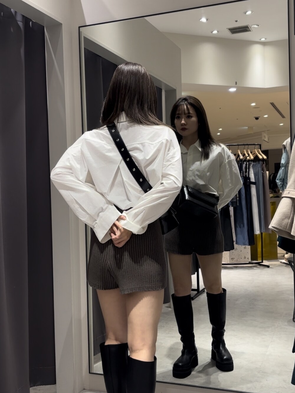 ホワイト系のシャツ/ブラウス、ブラウン系のその他パンツ、ブラック系のブーツを着用したレディースの冬コーディネートの3枚目の写真