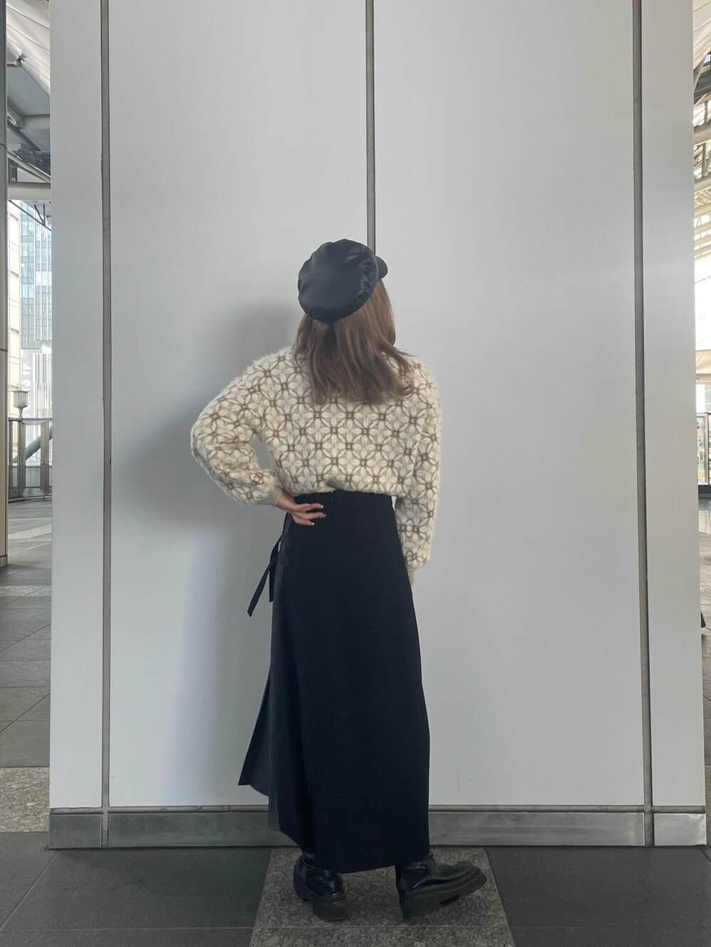 ホワイト系のニット/セーター、ブラック系のスカートを着用したレディースの冬コーディネートの3枚目の写真