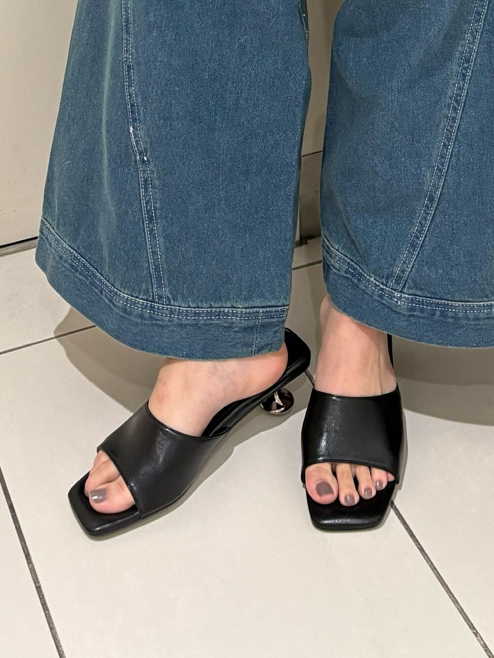 ブラック系のサンダル、ブルー系のつなぎ/オールインワン、ホワイト系のタンクトップを着用したレディースの春コーディネートの9枚目の写真