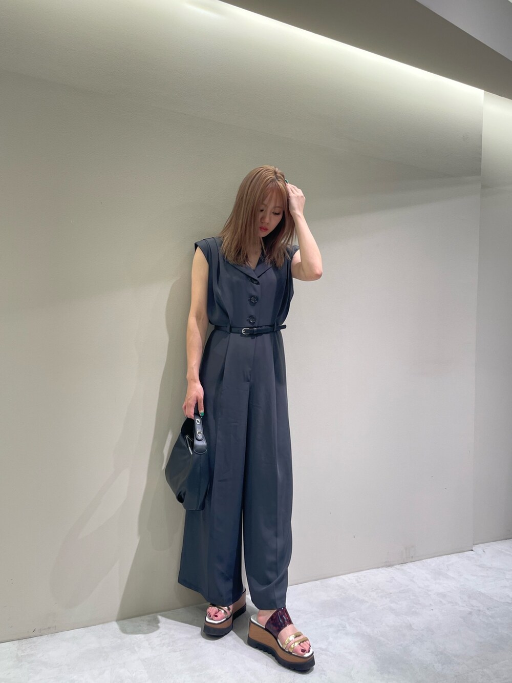 グレー系のつなぎ/オールインワン、その他のサンダル、ブラック系のハンドバッグを着用したレディースの夏コーディネートの5枚目の写真