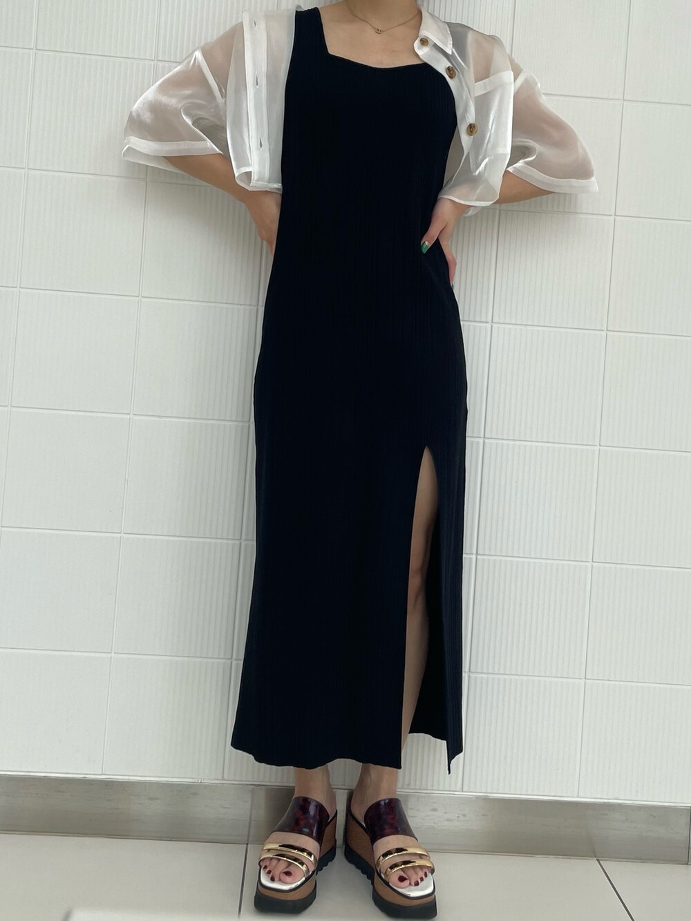 ホワイト系のシャツ/ブラウス、ブラック系のワンピース、その他のサンダルを着用したレディースの春コーディネートの8枚目の写真